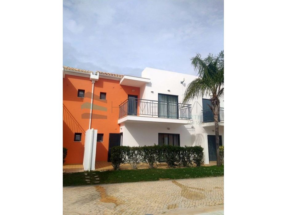 Moradia V2 em banda localizado num condomínio fechado- Pera