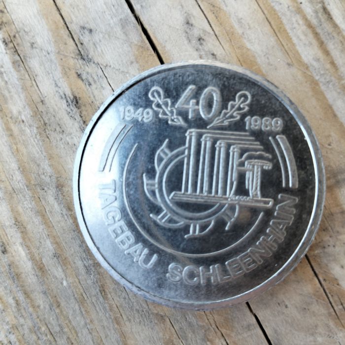 Zestaw ciekawych medali, plus moneta