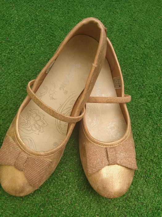 Взуття для дівчаток