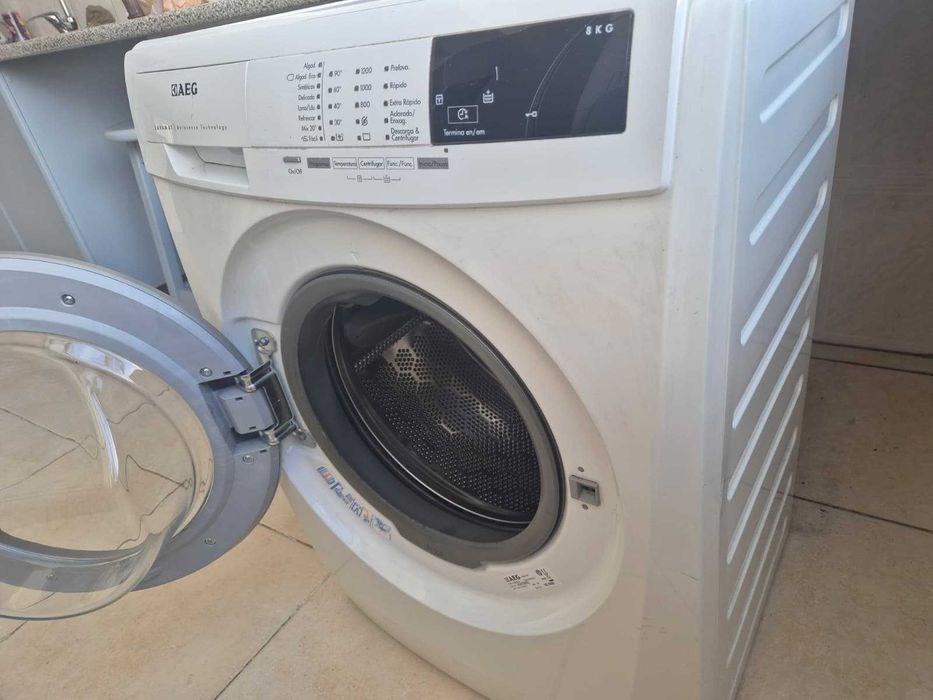 Máquina de Lavar Roupa AEG 8kg de Carga, Super Eficiente e em Excelente Estado