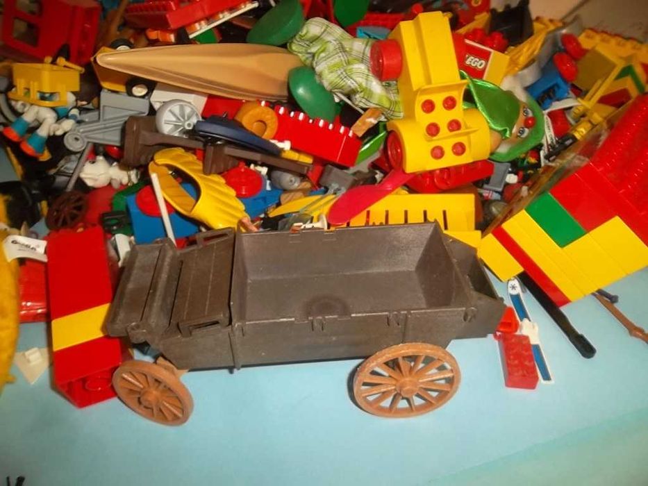 Centenas de bonecos e peças diversas, LEGO, brindes, e muito mais.