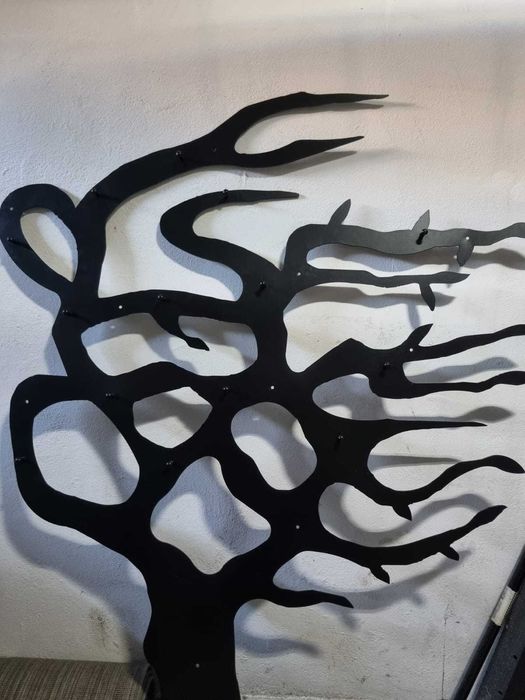 Ozdobny metalowy wieszak na ubrania