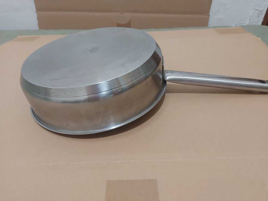 Frigideira inoxidável IKEA 365. Diâmetro 24cm, Altura 7cm.