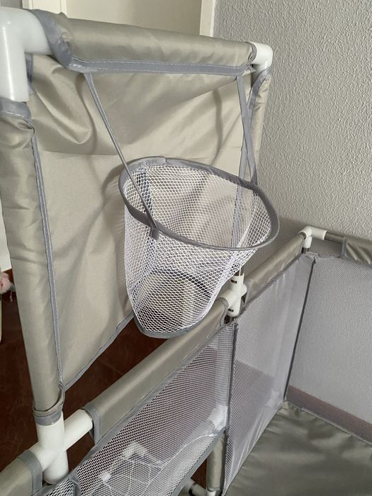 Parque infantil cinza