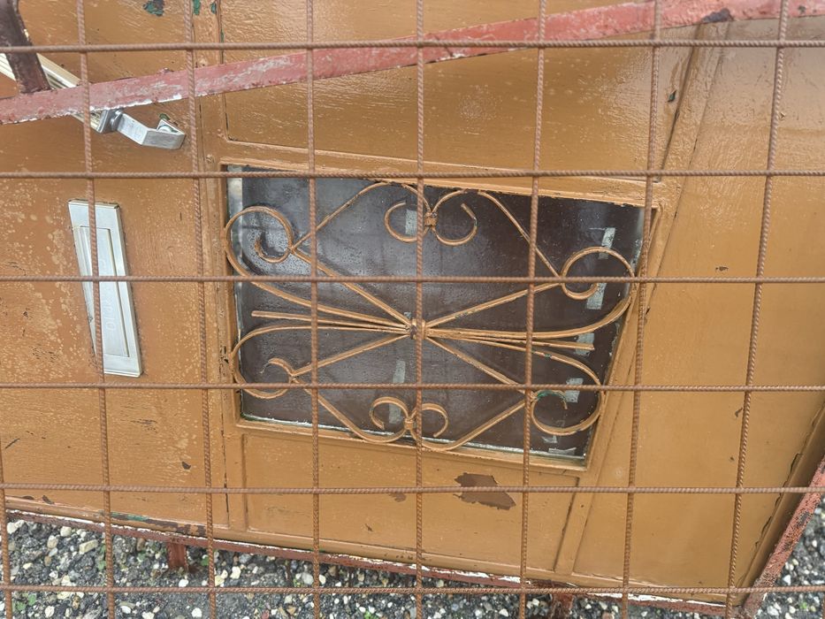 Porta em ferro com fechadura