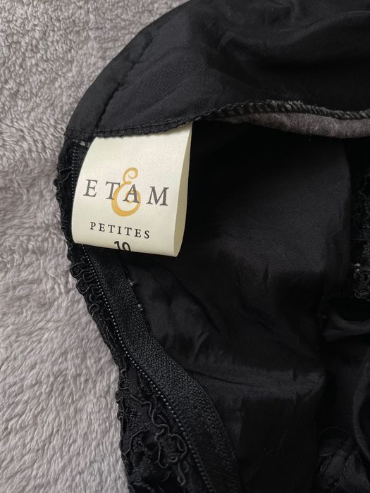 Чорна міні сукня бренду Etam