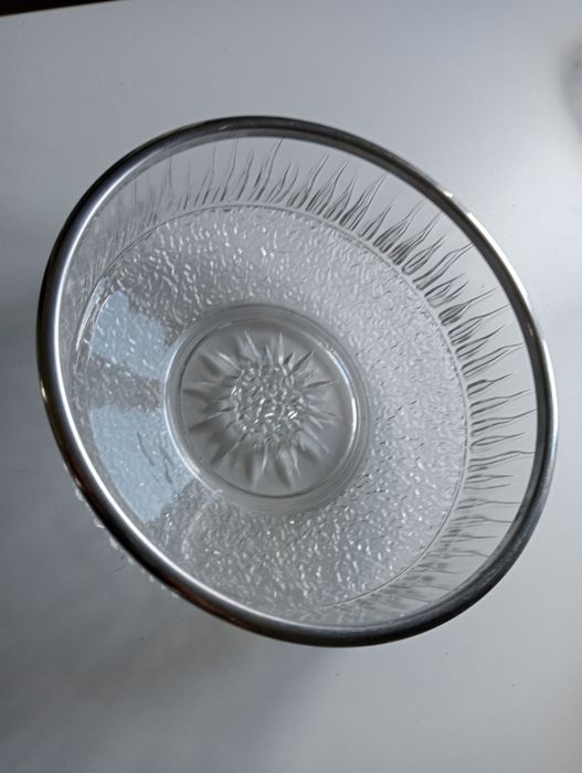 Taça de vidro com rebordo metálico