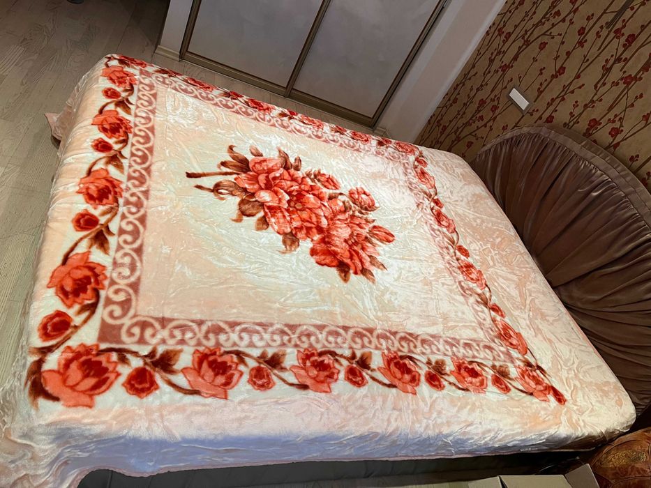 Красивое теплое покрывало одеяло на кровать с розами