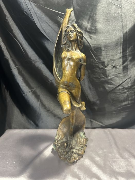 Rzeźba kobieta z mosiądzu