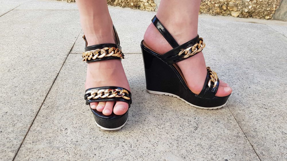 Black sandals like new