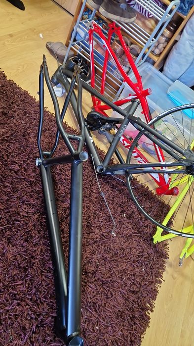 Quadros de bicicleta normal e eletrica