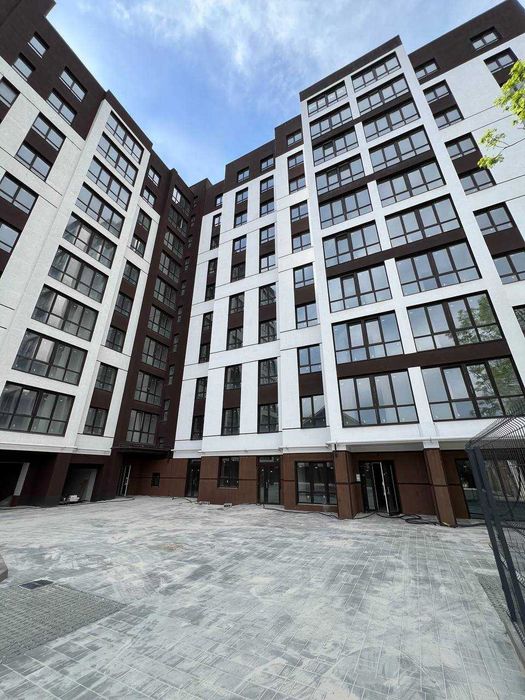 Продаж 2-кімнатної квартири поруч міського озера та неподалік Центру.