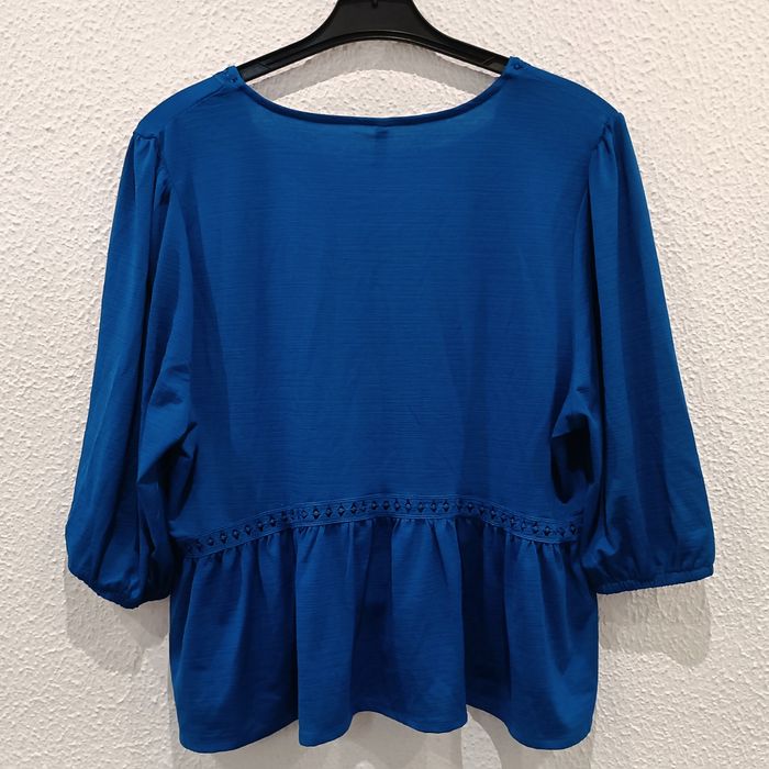 Blusa azul com laço