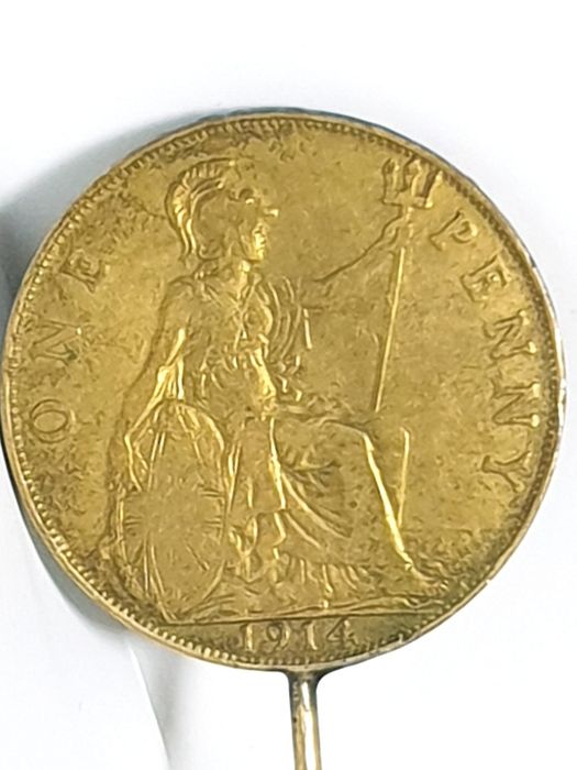 Raro antigo alfinete de chapéu com moeda ONE PENNY 1914