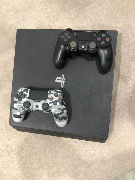PS4 Pro 1TB 4k+ 2 comandos + jogo – excelente estad