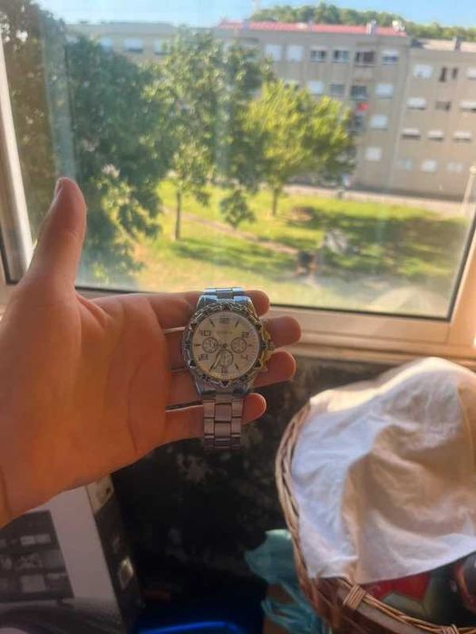 Relógio Causal prateado