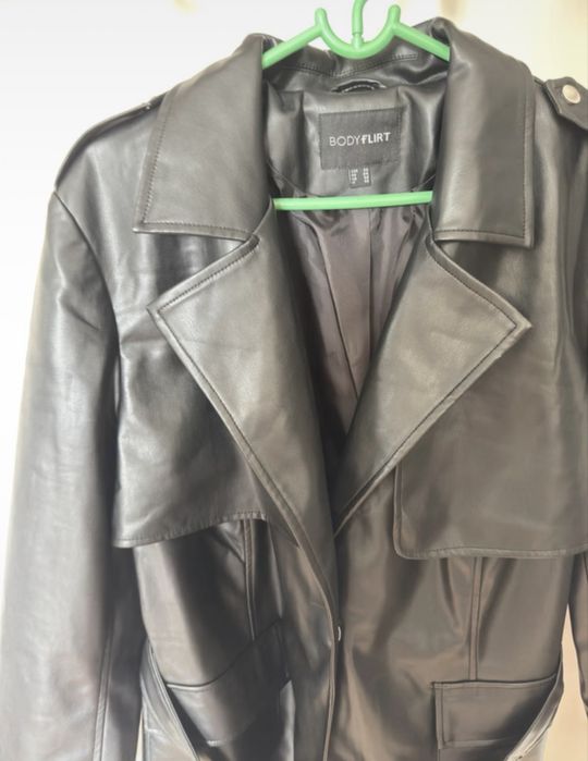 Damski krotki trencz