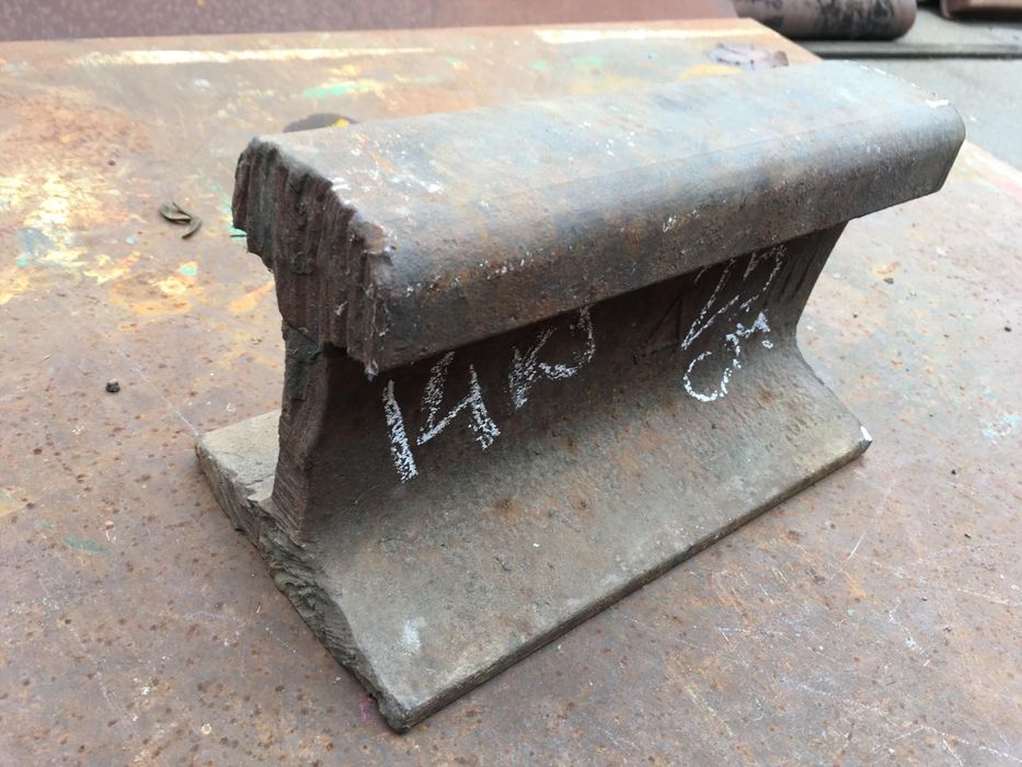 Продам рельсу маленьку наковальню з рельси