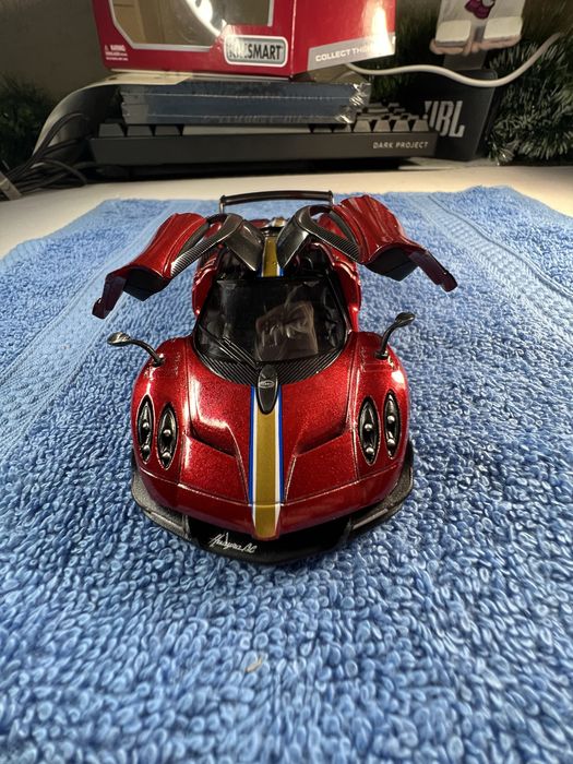 Картина з моделью авто (Pagani Huayra BC)