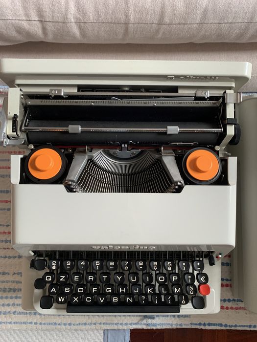 2 máquinas de escrever Olivetti Valentine brancas