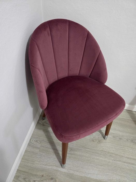 Cadeira decorativa em veludo rosa – como nova