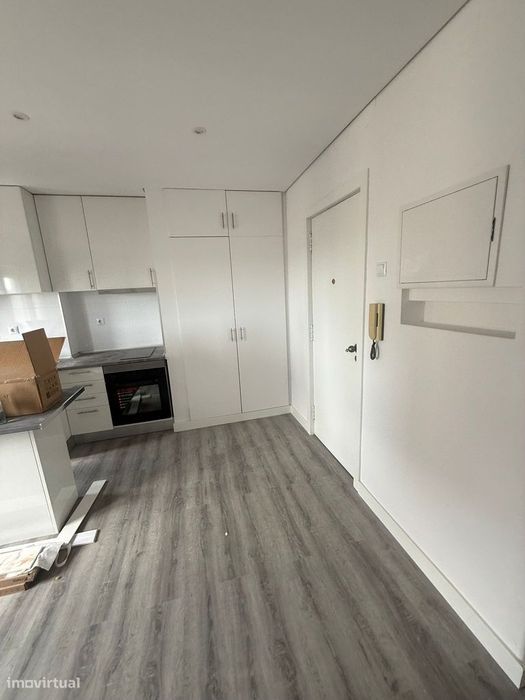 Apartamento T1 Remodelado — Venteira, Lisboa