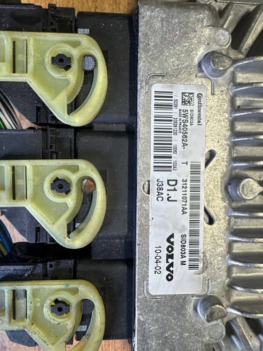 Блок управління двигуном  ЕБУ  VOLVO V50 2.0 5WS40562A-T D1.J