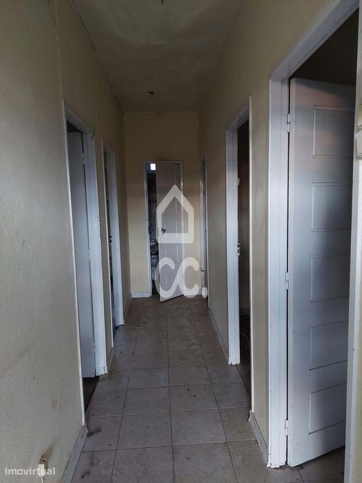 Moradia para restauro com terreno na periferia da cidade excelente opo