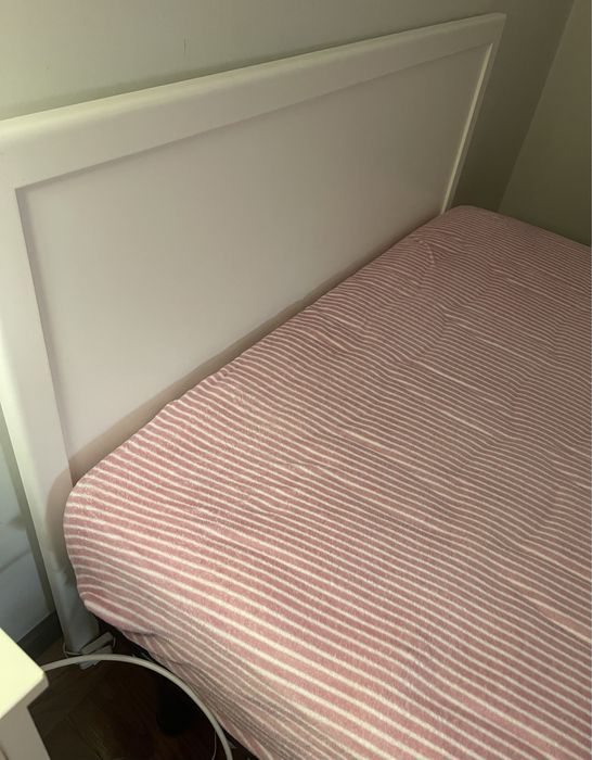 Cama casal branca com colchão