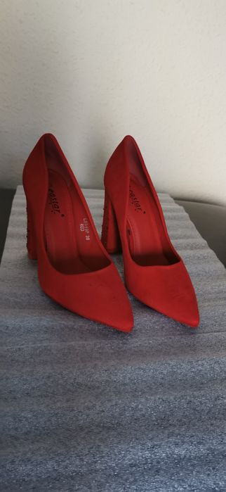 Czółenka czerwone na słupku