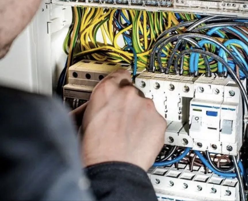 Eletricista DGEG | Instalação Wallbox e Painéis Solares (Certificado)