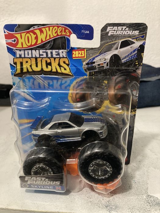 Monster truck skyline