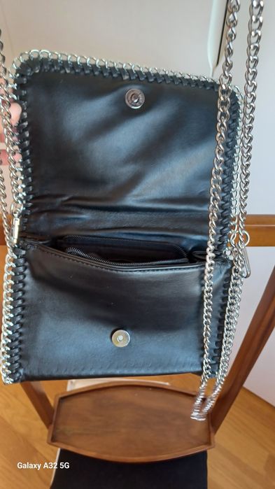 Bolsa em preto com pedras