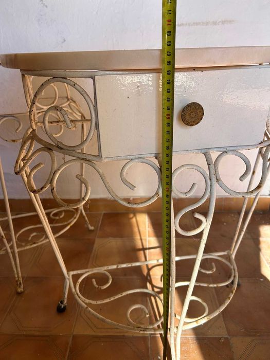 Mesa cabeceira em ferro