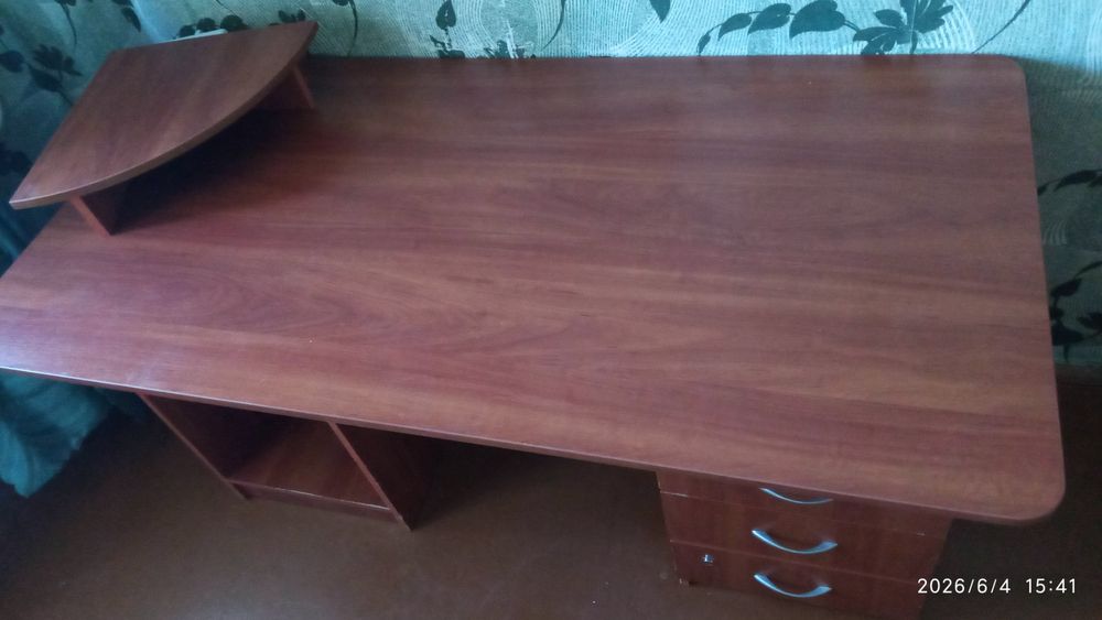 Великий комп'ютерний  стіл