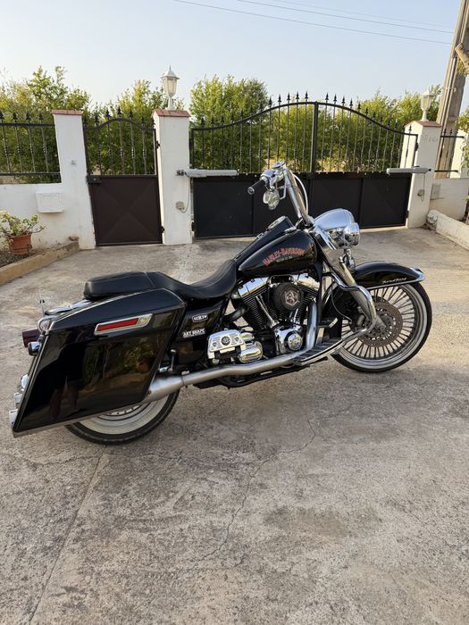 Harley-Davidson Road King 2001 estilo Chicano/Bagger.