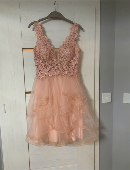 Śliczna elegancka sukienka