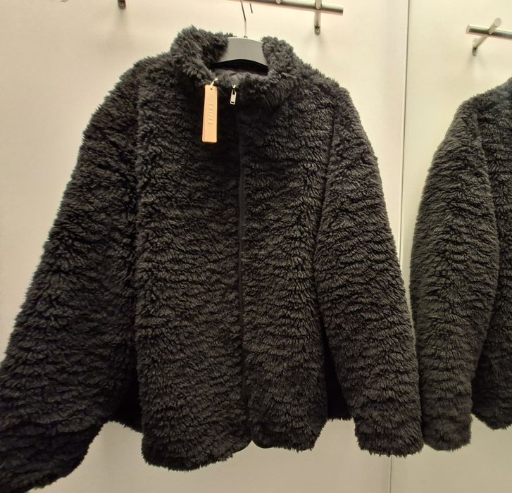 Нова куртка зі штучного хутра skims