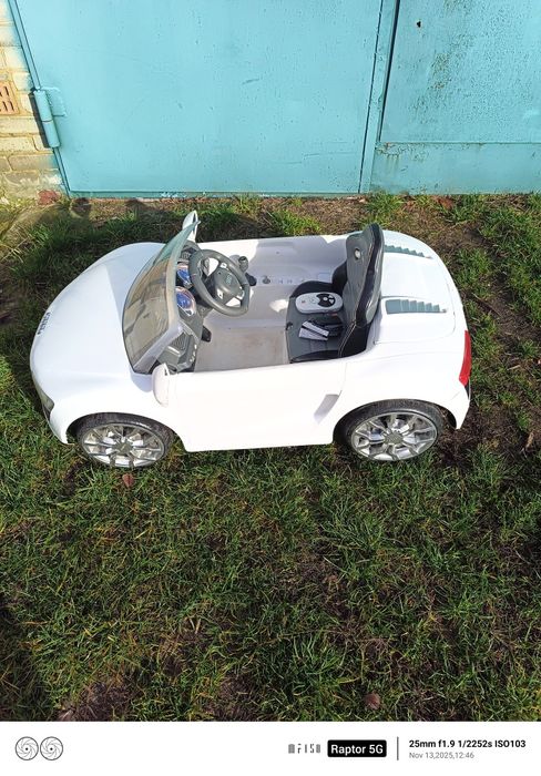 Дитячий електро автомобіль