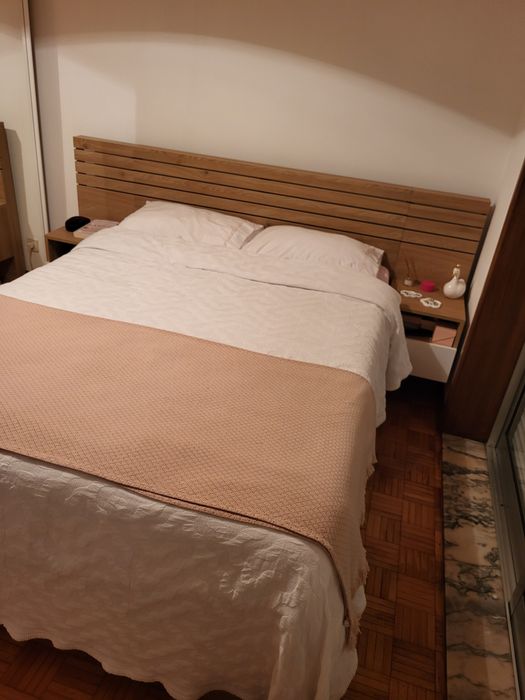 Quarto com mesas de cabeceira