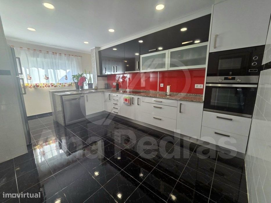 Moradia Bi-Familiar Totalmente Remodelada com Logradouro e Elevado ...