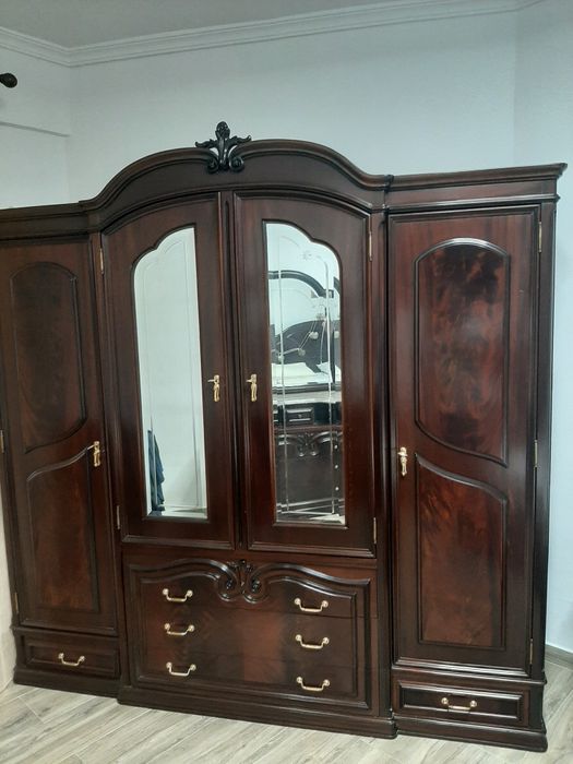 Roupeiro em madeira maciça.