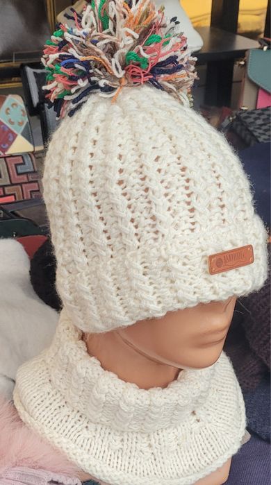 Nowa czapka z włoczki ręcznie robiona