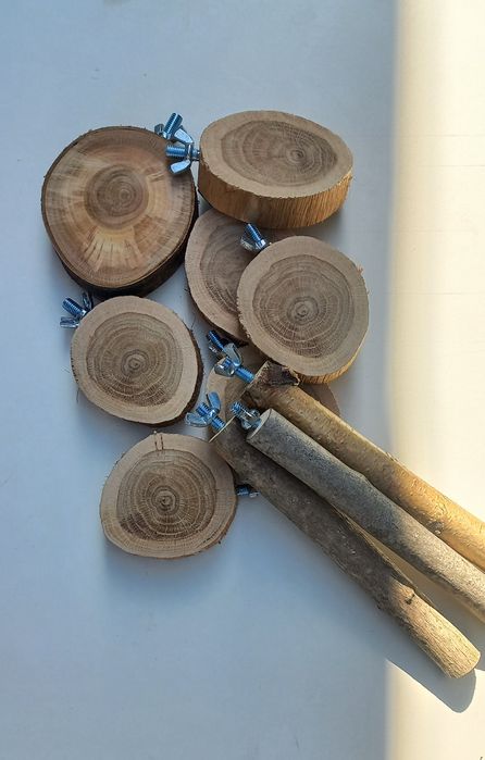 Жердинки, полички для папуг.