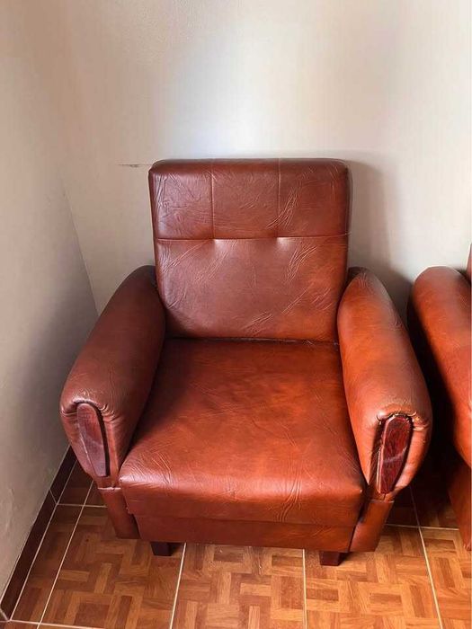 Sofá em pele e duas poltronas
