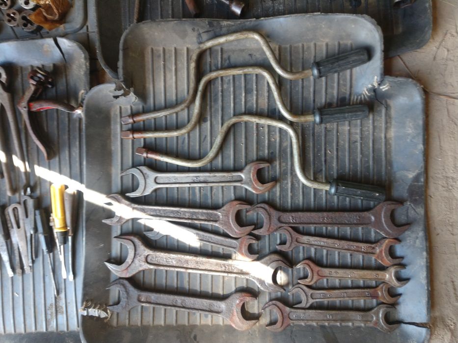 Інструмент набір головок плашки метчики  ключі дрель