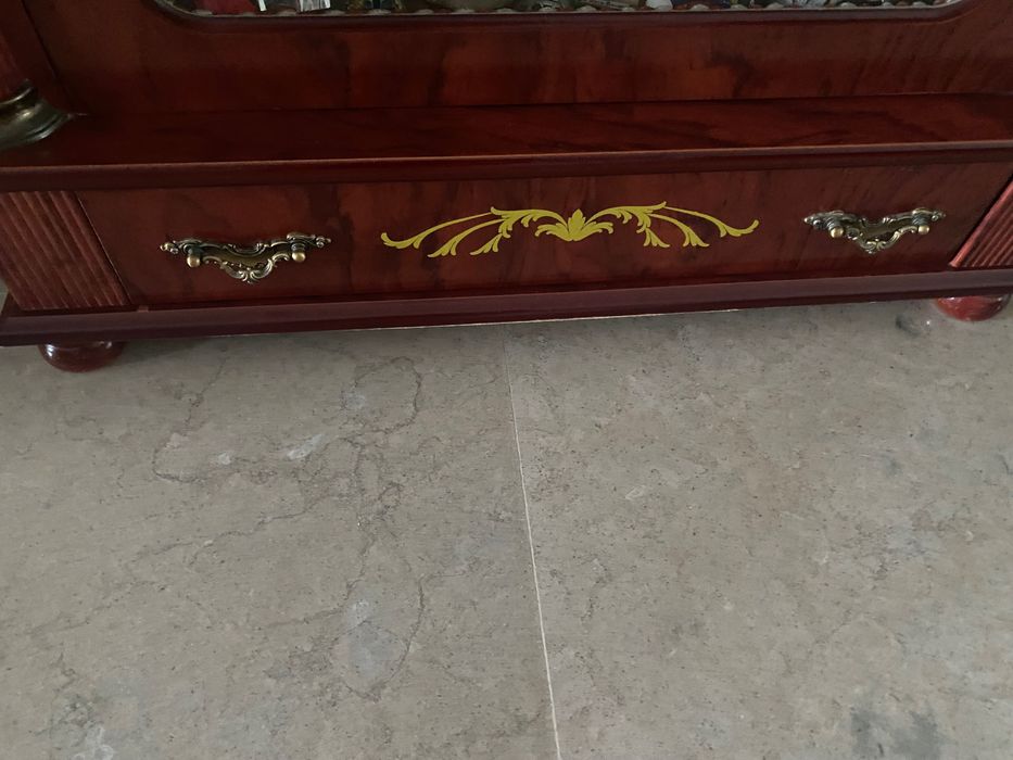 Estante com 3 prateleiras em vidro e uma gaveta