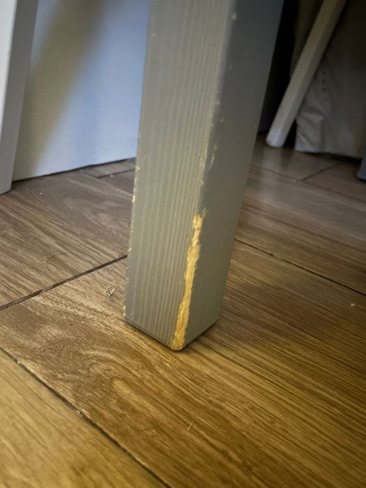 Mesa de extensível cinzenta  e 2 cadeiras brancas - Negociável