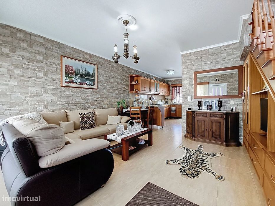 Moradia Prática e Luminosidade Natural em Ponta Garça – Um Refúgio Tr