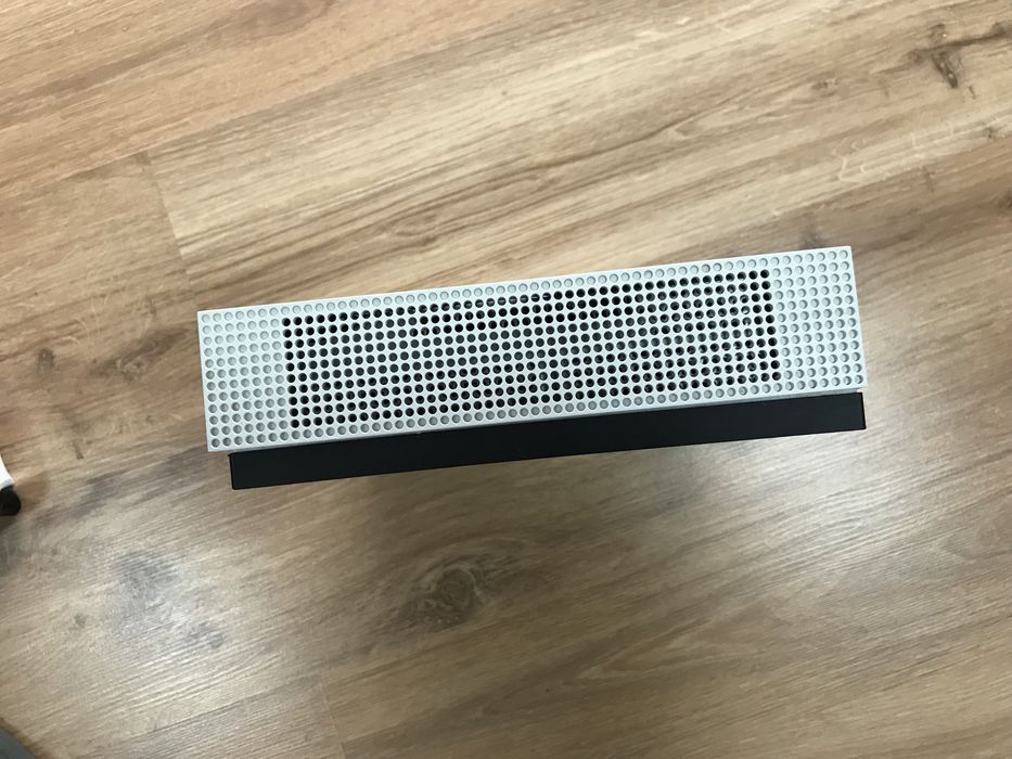 Игровая приставка Xbox One S и геймпад на запчасти или ремонт